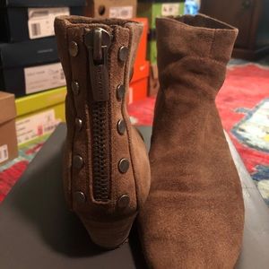 Vince Camuto Cinza taupe suede bootie, 9.5M